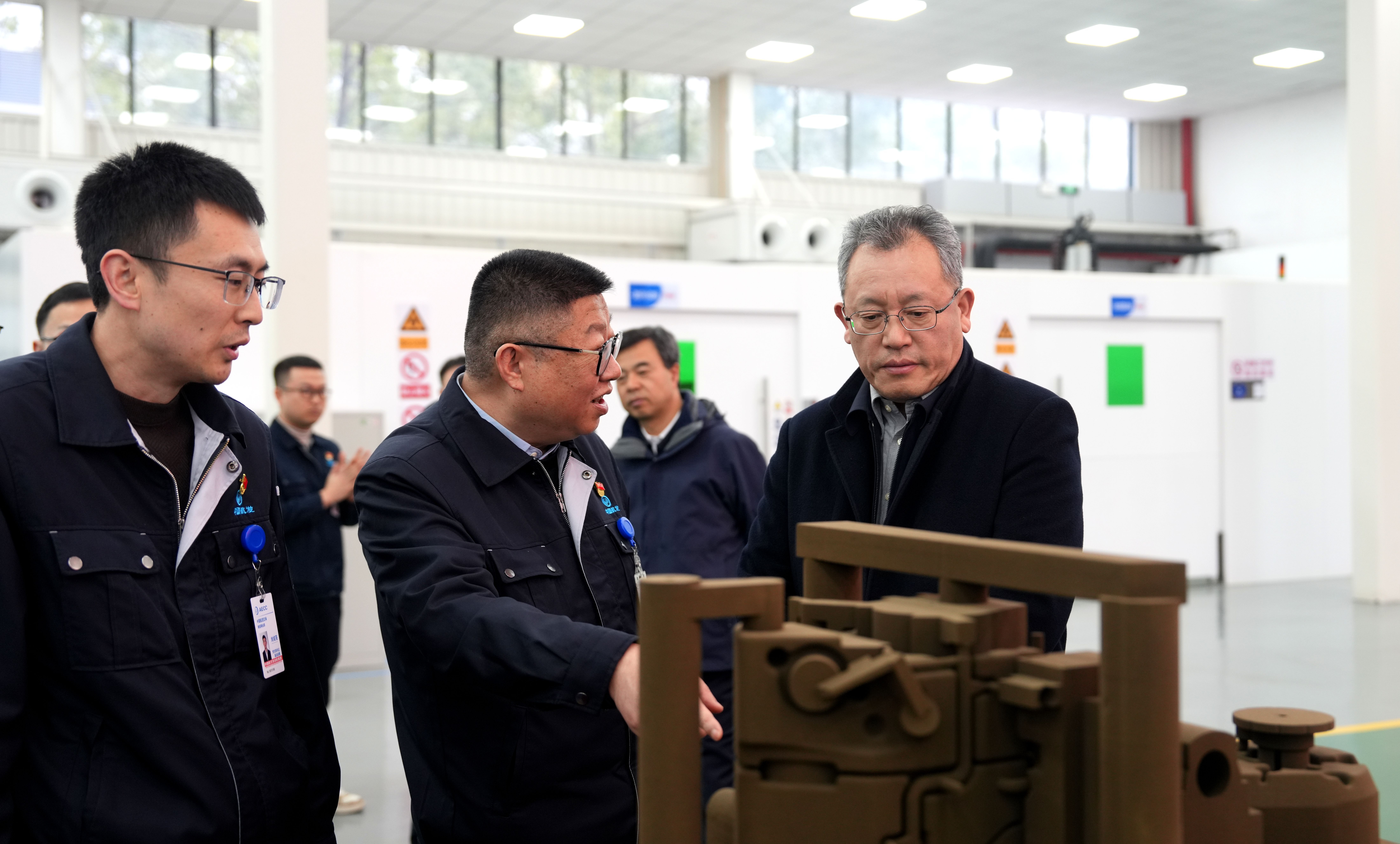 张玉金到足球下注
红林、足球下注
航材院贵阳精铸调研并进行现场办公