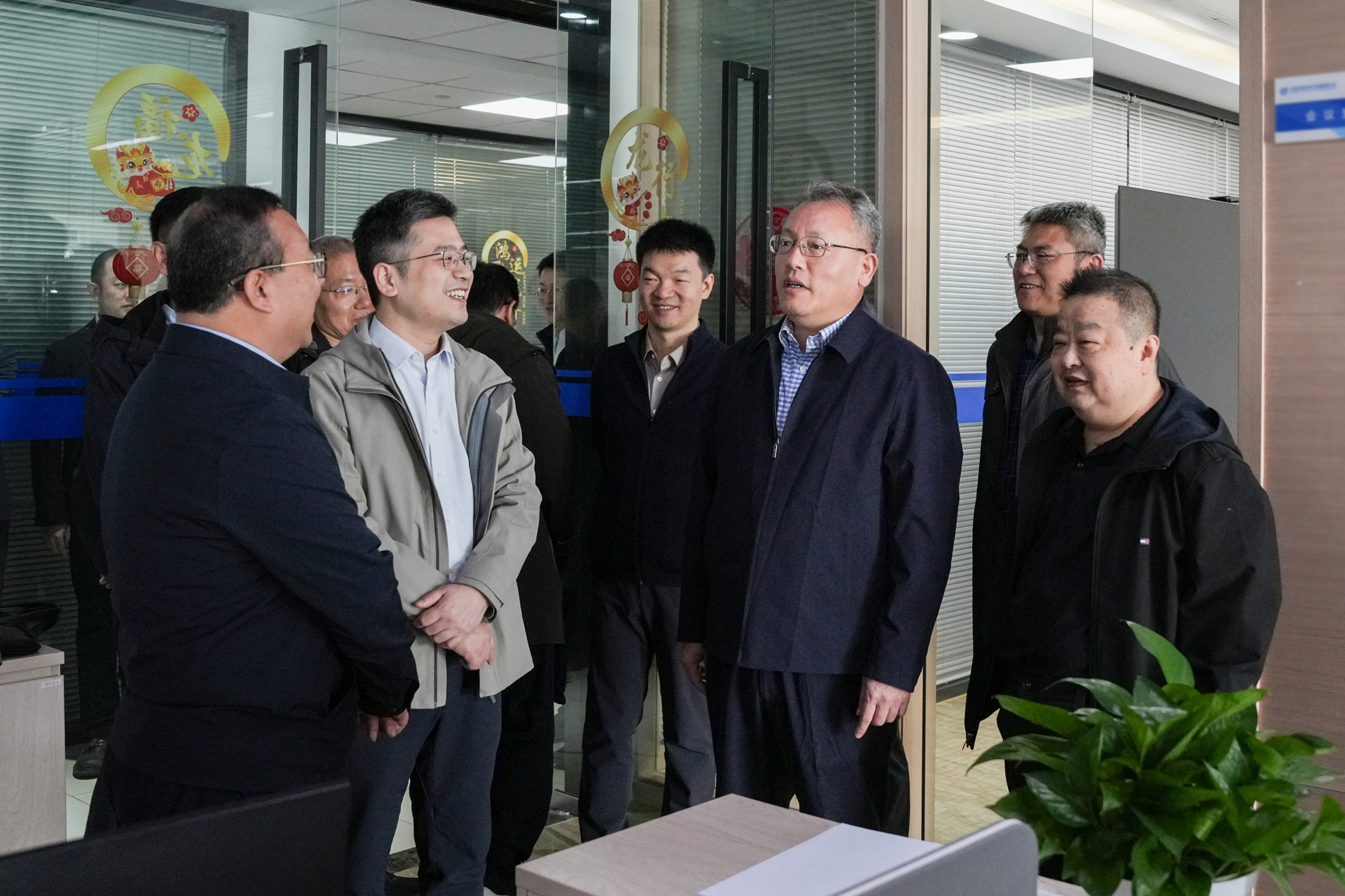 张玉金到足球下注
商发看望慰问春节在岗干部职工并进行现场办公