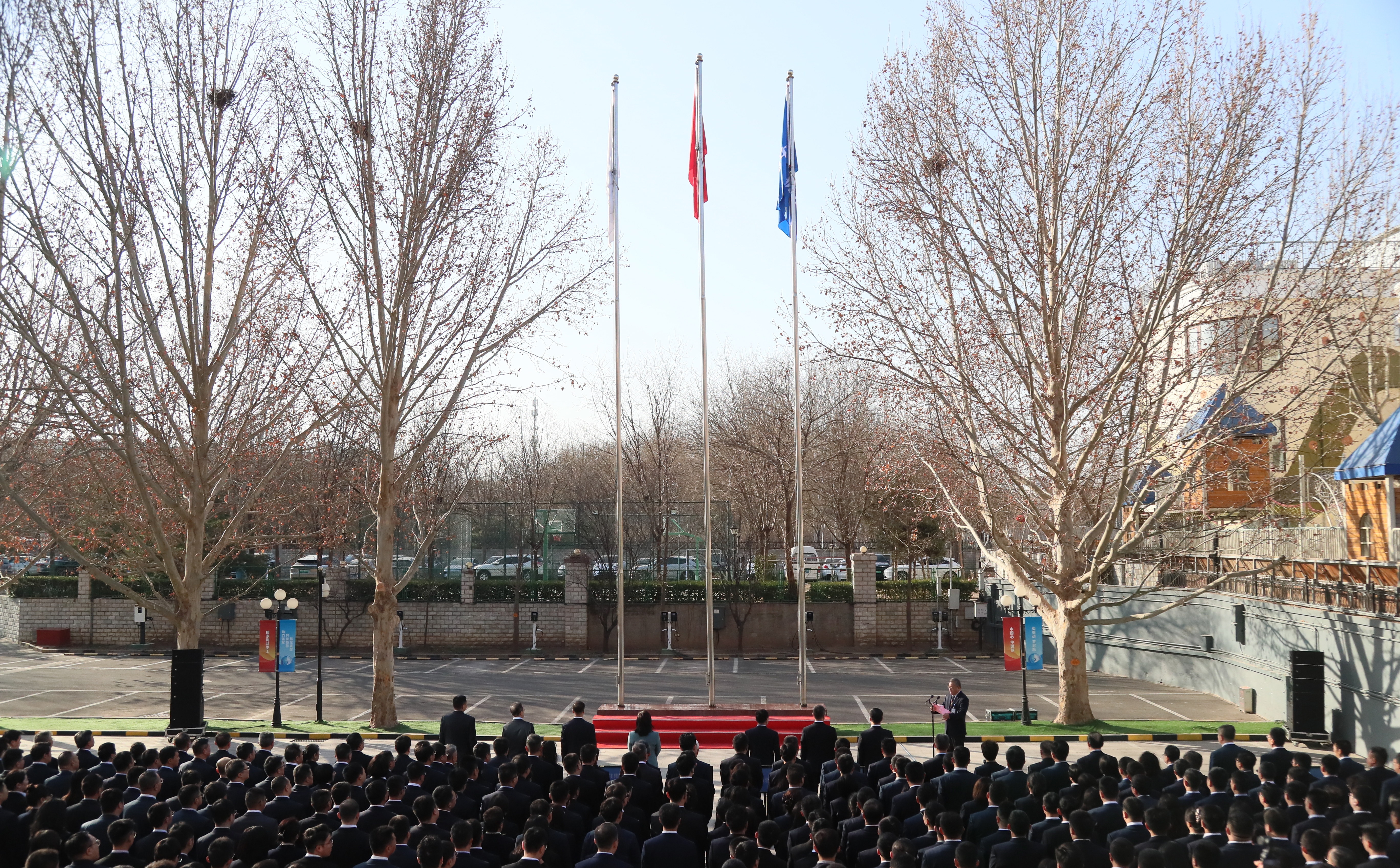 足球下注
举行升旗仪式